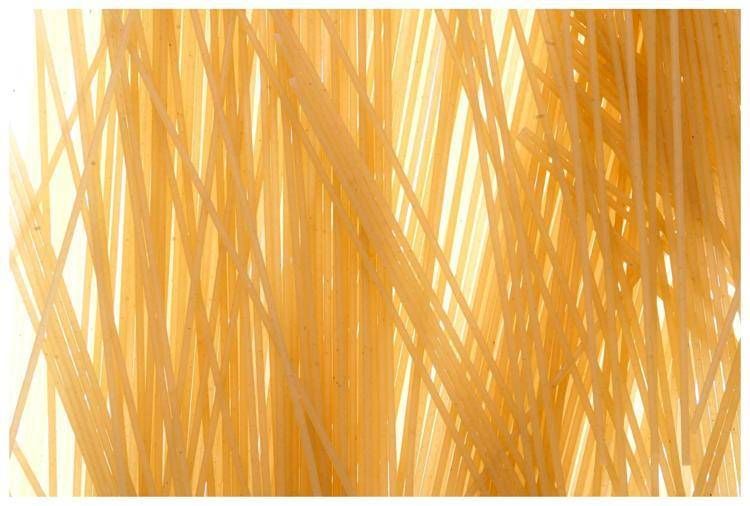 PASTA CRUDA - SPAGHETTI (PASTA CRUDA ORIZZONTALE DIETA MEDITERRANEA CARBOIDRATI SPAGHETTI) (FOTOARCHIV / IPA, Genova - 2007-09-11) p.s. la foto e' utilizzabile nel rispetto del contesto in cui e' stata scattata, e senza intento diffamatorio del decoro delle persone rappresentate - FOTOGRAMMA