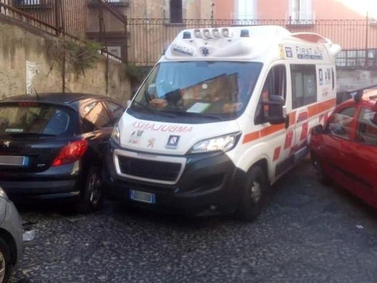 Napoli, ambulanza bloccata da auto in sosta selvaggia: muore una donna