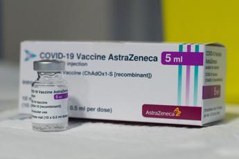Covid, AstraZeneca ammette: vaccino può causare trombosi ra