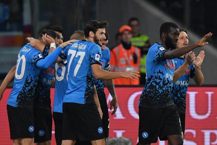 Napoli-Bologna 3-2, tris azzurro e primo posto solitario