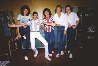 ‘Queen – As it began’, the updated official biography arrives in Italy