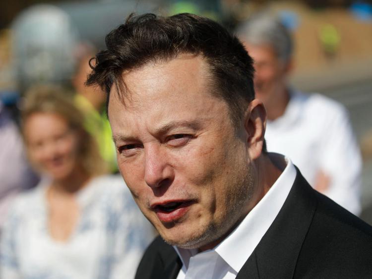Elon Musk compra Twitter ma finisce nell’occhio del ciclone social