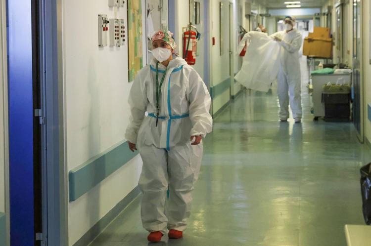 Covid Puglia, medici no vax non possono accedere a reparti ospedale