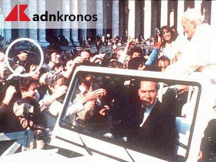 La storica foto Adnkronos dell'attentato a Wojtyla