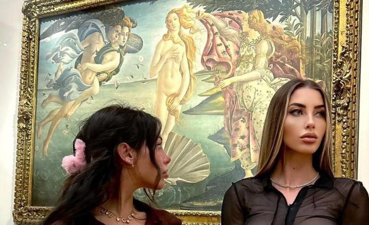 Uffizi, influencer si fotografano semi nude davanti alla Venere: è polemica