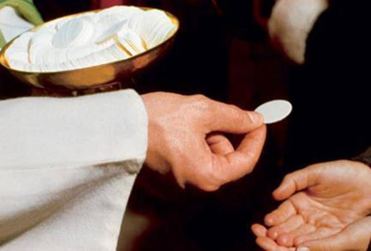 Chiesa, parroci schiacciati da troppi impegni: 