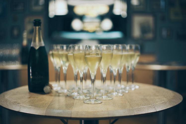 #Champagneday: in alto i calici per la giornata mondiale delle bollicine francesi