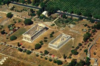 Archaeologist Zahi Hawass receives the Award of the Mediterranean Tourism Exchange of Paestum