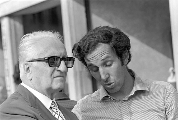 Nella foto Enzo Ferrari e Mauro Forghieri (Fotogramma)