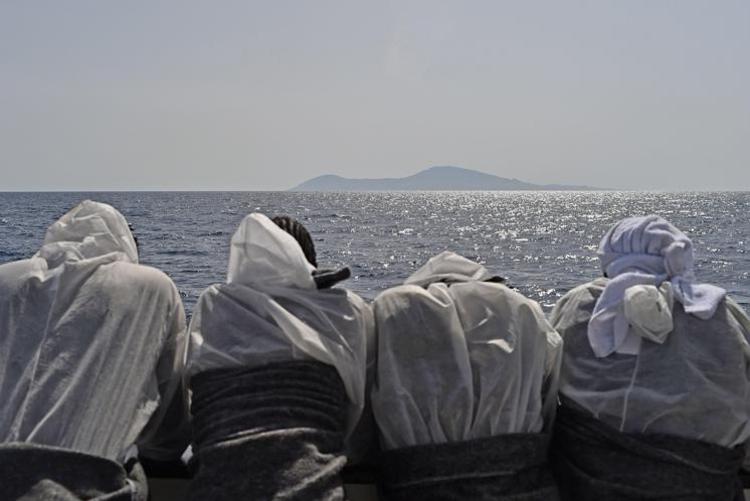 Migranti, nave con oltre 100 minori a bordo ancora senza un porto