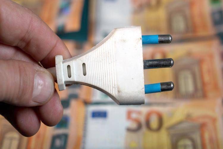 Bollette luce - mercato tutelato addio: cosa succede da domani 1 luglio