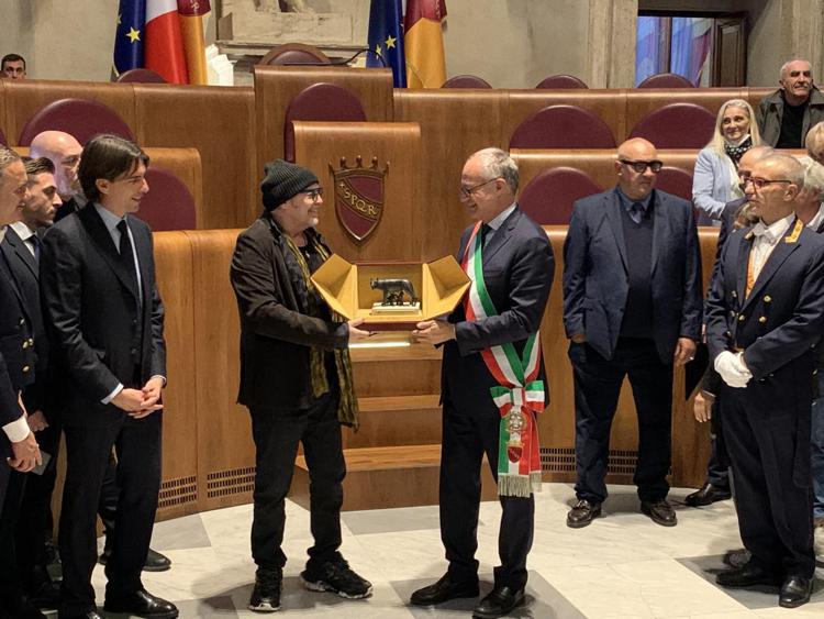 Vasco Rossi riceve dal sindaco di Roma Roberto Gualtieri la Lupa d'Oro