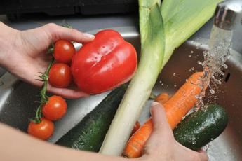 Italiani bocciati in prevenzione, solo 19% mangia verdura e 49% non fa sport