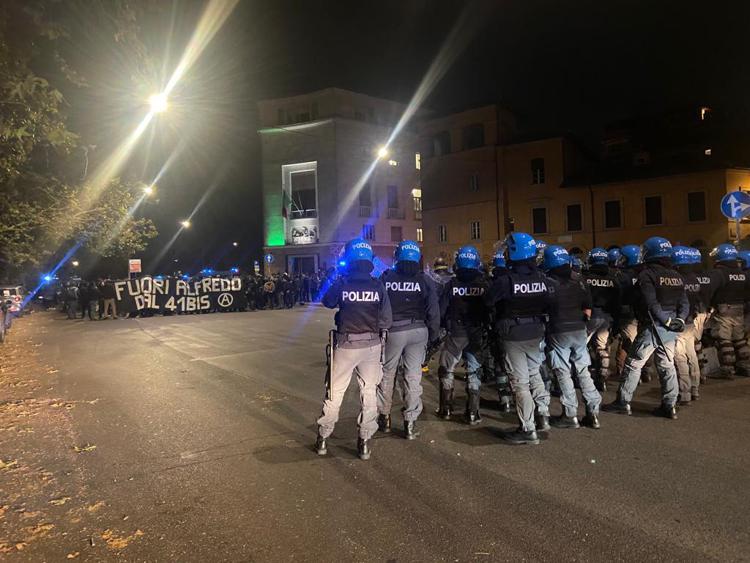 Roma, anarchici in corteo: bloccato Lungotevere