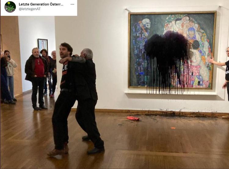 Vienna, attivisti lanciano liquido nero su quadro Klimt - Video