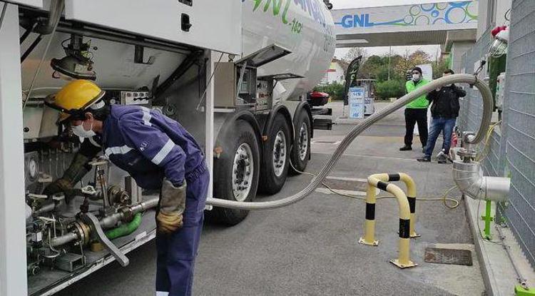 Carburanti: filiera Gnl cresce ancora, nel 2023 +10% della rete di distribuzione