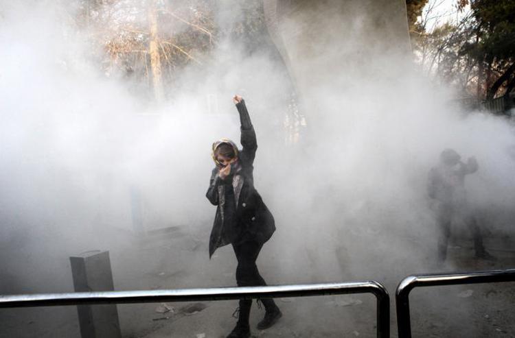 Iran, polizia spara in stazione metro Teheran e picchia le donne