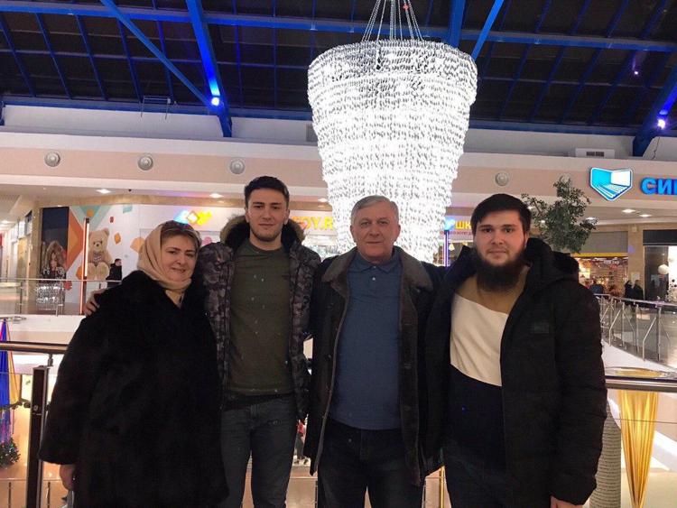 La famiglia Yangulbaev. Abubakar è il secondo da sinistra