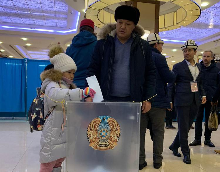 Kazakistan, seggi aperti per le presidenziali: 12 milioni al voto