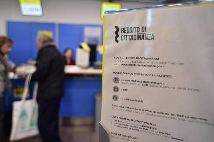 Reddito cittadinanza, a marzo 2023 altro crollo domande