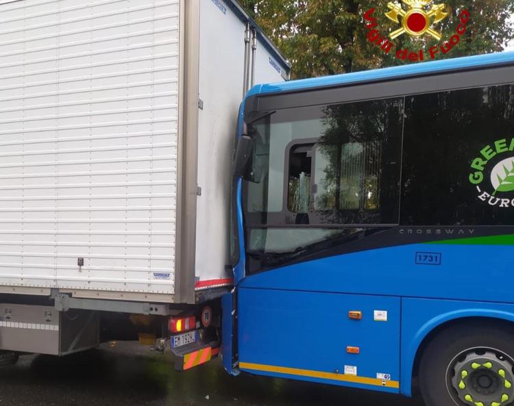 Incidenti, bus con 20 persone a bordo tampona un camion a Milano