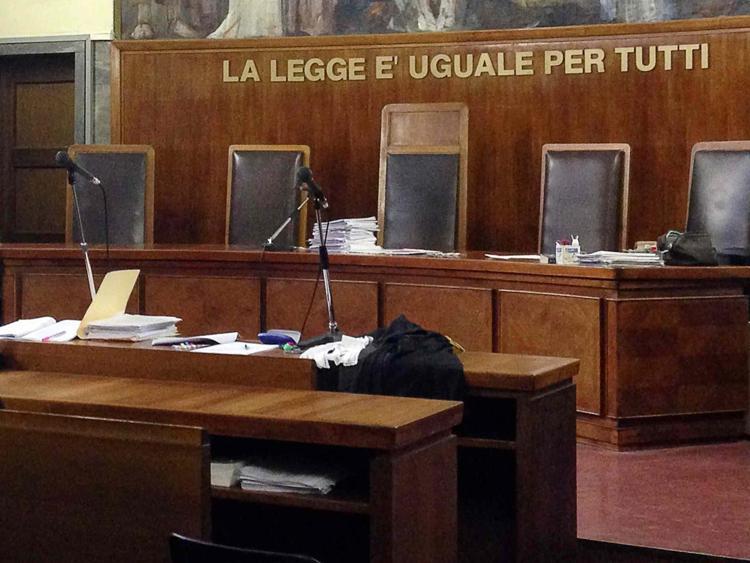Roma, accuse incrociate genitori-figli: intera famiglia a processo per maltrattamenti