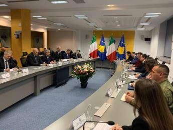 Kosovo, visita Tajani e Crosetto: “Italia vuole essere protagonista nei Balcani, portatrice pace”