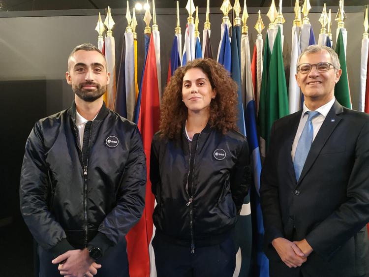 da sinistra, Andrea Patassa e Anthe Comellini, i due astronauti italiani riservisti dell'Esa, con il presidente Asi Giorgio Saccoccia 