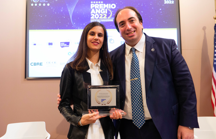 Il Presidente di ANGI Gabriele Ferrieri con la vincitrice dell’Innovation Leader Award Linda Raimondi.