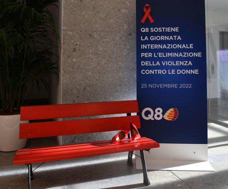 Violenza su donne, Q8 mette panchina rossa nella sede di Roma 'per dire basta'