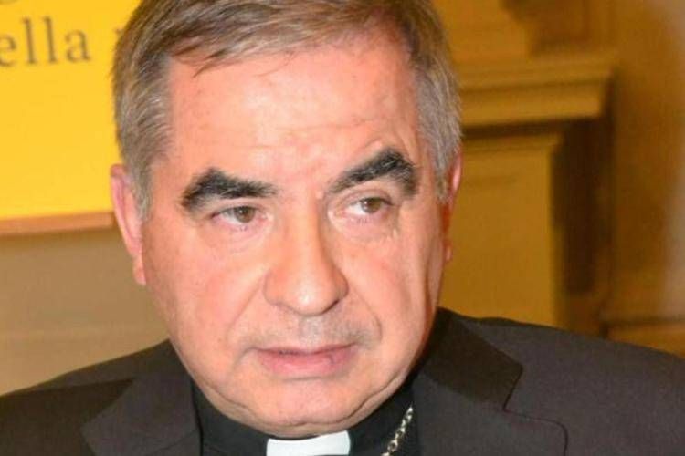 Vaticano, Becciu in una chat: il Papa 