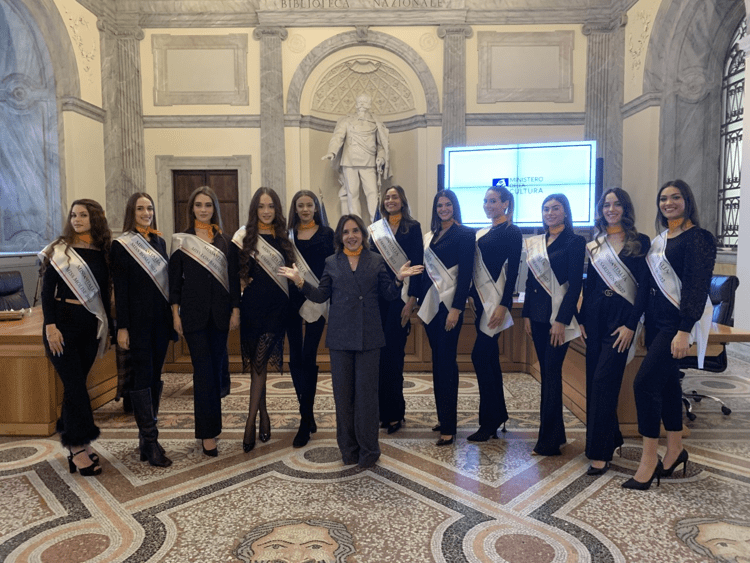 Patrizia Mirigliani con le finaliste di 