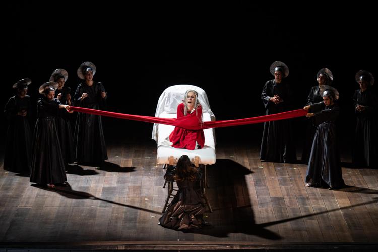 Una scena dei 'Dialogues des Carmélites' al Teatro dell'Opera di Roma