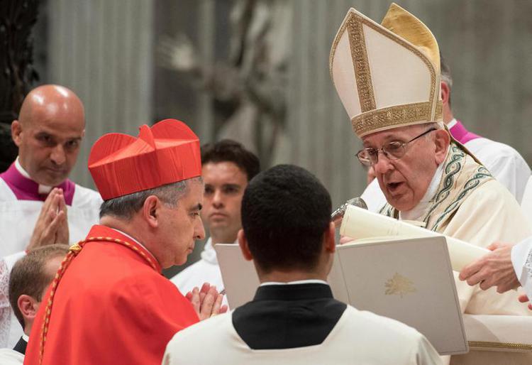 Il Papa con il cardinale Becciu (Fotogramma)