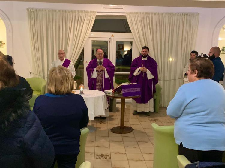 Ischia, il vescovo Pascarella visita gli sfollati in albergo e celebra la messa