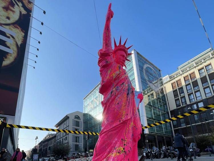 Apparsa a Milano Statua Libertà con volto di Putin