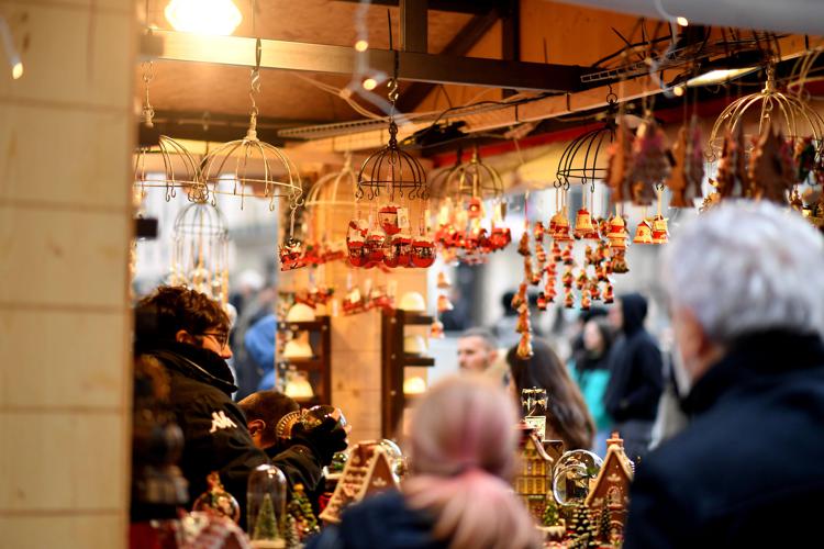 Milano, torna il mercatino di Natale in piazza Duomo