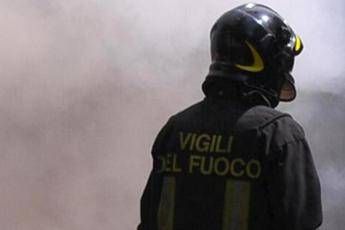 Vercelli, ultraleggero precipita in una risaia e prende fuoco: due mor