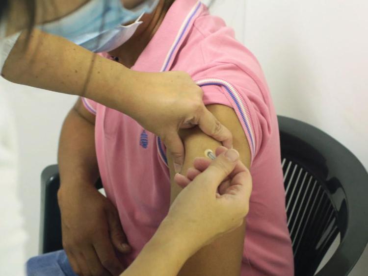 Vaccinazione anti Covid (Fotogramma)