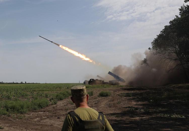 Ucraina, Russia sta finendo i missili. Zelensky: 