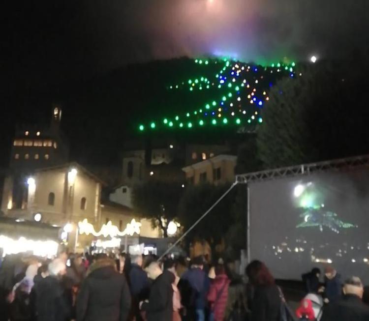 A Gubbio acceso l'Albero di Natale più grande del mondo