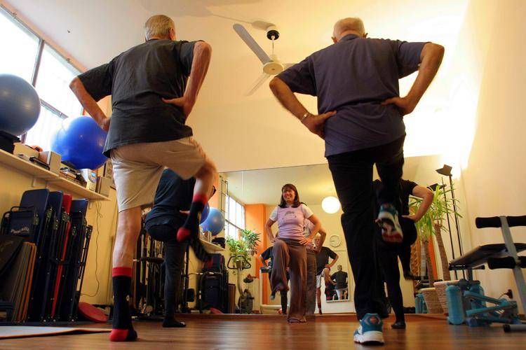 PALESTRA 'SPAZIO RAVIZZA' L'ARTE DEL BENESSERE, ANZIANI FANNO GINNASTICA (Alberto Cattaneo, MILANO - 2007-02-08) p.s. la foto e' utilizzabile nel rispetto del contesto in cui e' stata scattata, e senza intento diffamatorio del decoro delle persone rappresentate - FOTOGRAMMA