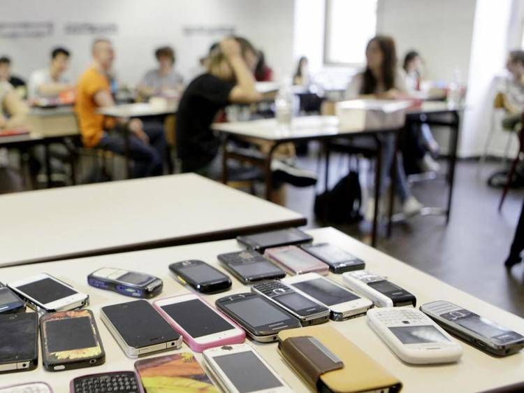 Cellulari in classe (Fotogramma)