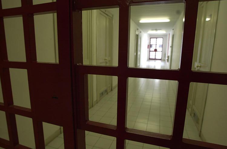 Neonato morto per maltrattamenti a Rovigo, madre arrestata e portata in carcere - Fotogramma