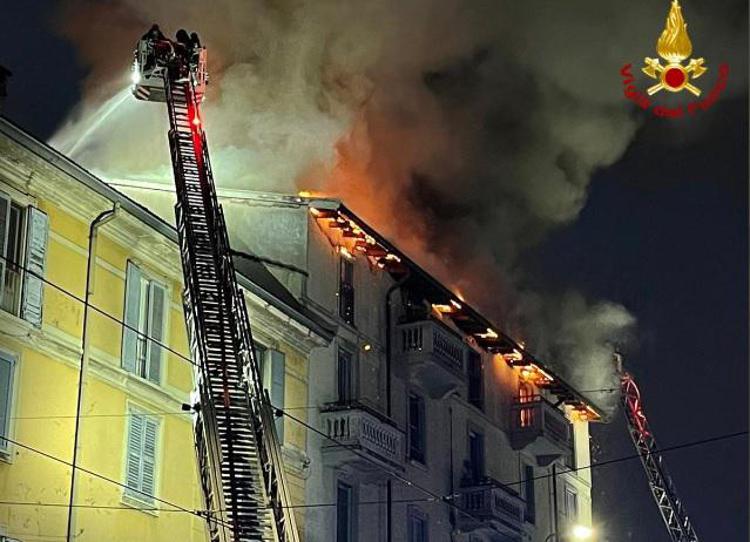 Incendio oggi a Milano, in fiamme tetto palazzo in via Ripamonti