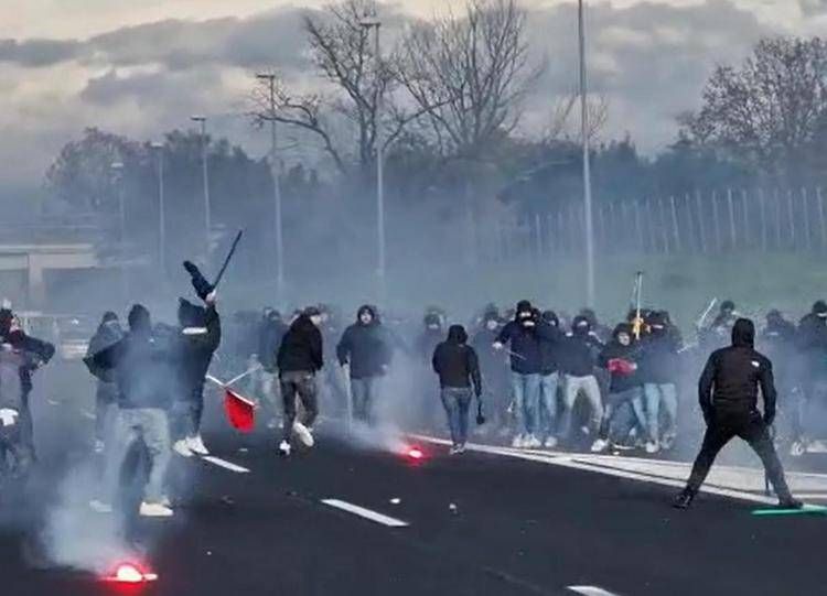 Scontri tra tifosi di Napoli e Roma su A1: 