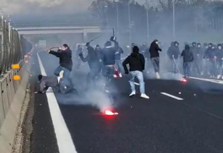 Scontri ultras Napoli e Roma, cosa è successo in autostrada