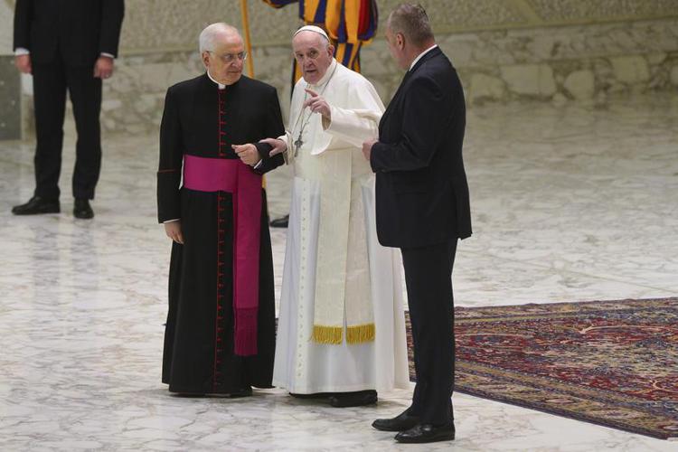 Padre Sapienza accanto al Papa   nell'udienza generale (Fotogramma) 