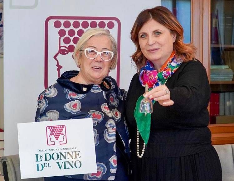 Donatella Cinelli Colombini passa il campanellino alla nuova presidente Daniela Mastroberardino, foto di Anastasia Florea