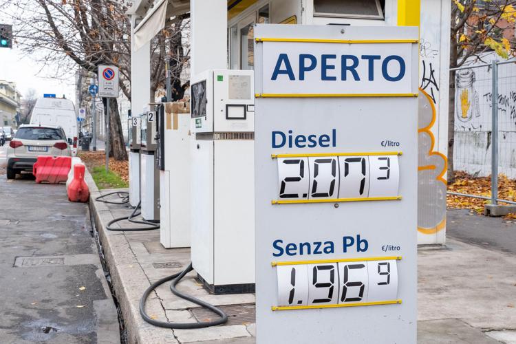 Benzina e gasolio, il peso di accise e Iva: come sono fatti i prezzi